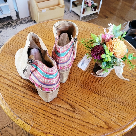 Ariat Southwest Pattern Ankle Boots - Picture 5 of 8